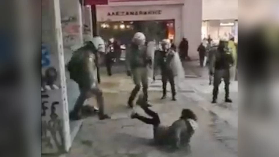 Βίντεο-σοκ: Τα ΜΑΤ πετούν στο έδαφος διαδηλώτρια – Απίστευτες σκηνές βίας – Δείτε το βίντεο